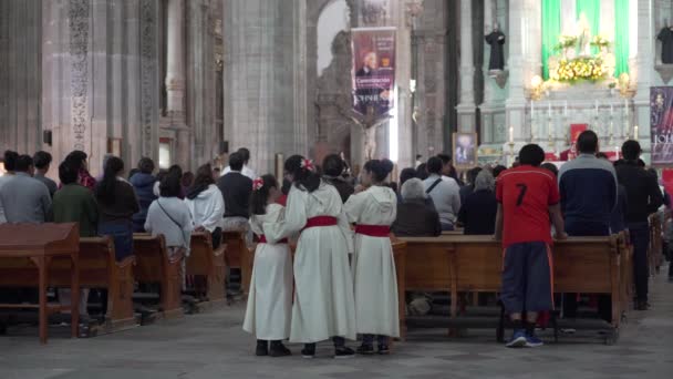 天主教徒在墨西哥瓜纳华托的一个教堂里庆祝和祈祷 — 图库视频影像