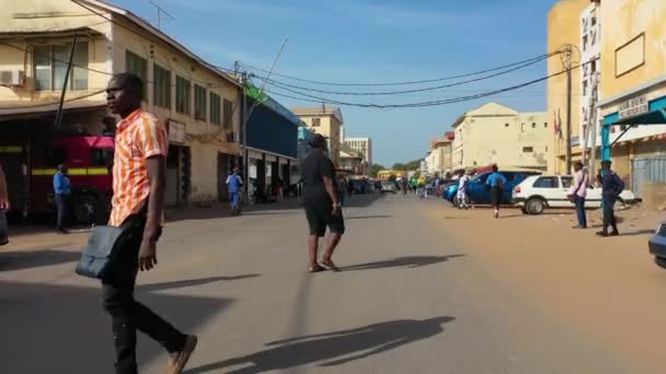 Bir Turist Gambiya Batı Afrika Bir Sokakta Kaykayla Kayıyor — Stok video