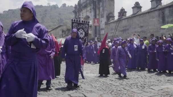 Des Prêtres Chrétiens Catholiques Vêtus Pourpre Défilent Dans Semana Santa — Video