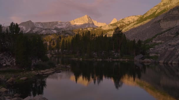 Reflexiones Del Amanecer Sobre Sierra Alta Lago Pino — Vídeos de Stock