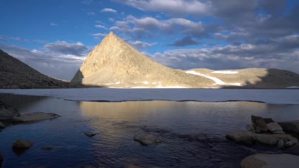 Αλπικές Αντανακλάσεις Μια Παρθένα High Sierra Λίμνη — Αρχείο Βίντεο