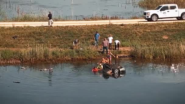 2018 Garde National Des Civils Congé Illinois Récupèrent Une Femme — Video