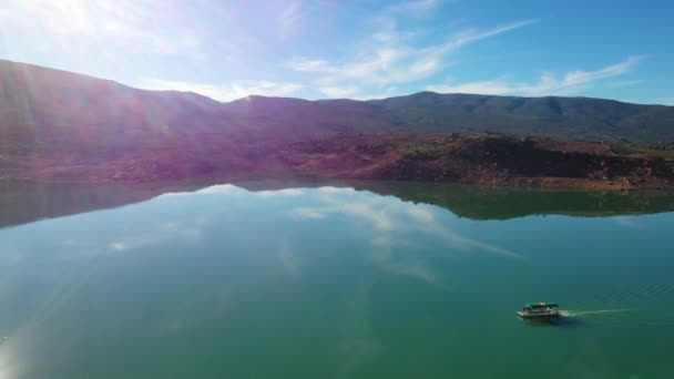 2020 Aérea Sobre Pontón Barco Turístico Lago Bin Ouidane Marruecos — Vídeo de stock