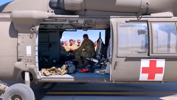 2019 Rychlý Přesun Armádu Červený Kříž Vrtulník Letecká Ambulance Vojáky — Stock video