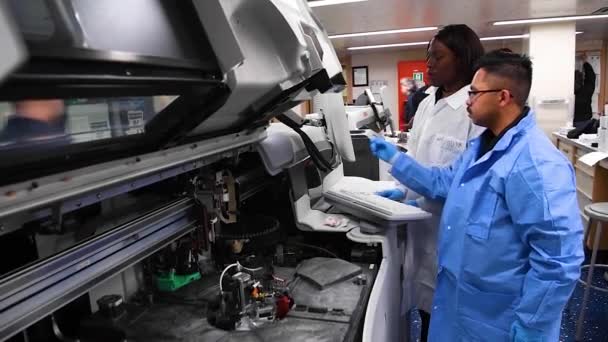 2020 Los Médicos Técnicos Del Laboratorio Trabajan Epidemia Del Brote — Vídeos de Stock