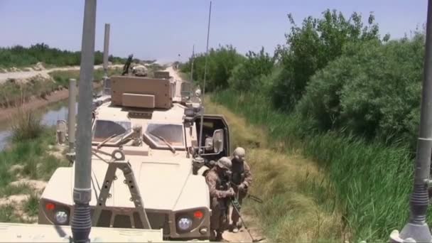 Les Marines Patrouille Afghanistan Utilisent Des Détecteurs Métaux Pour Rechercher — Video