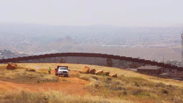 2019 労働者は爆発物を使用して新しいトランプ国境の壁を構築し始めるために米国メキシコ国境沿いのセクションに沿って爆発を爆発させました — ストック動画