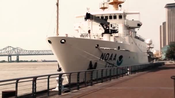 2010年 Noaa船舶トーマス ジェファーソンがメキシコ湾の深海ホライズンBp メキシコ湾油流出事故対応の一環として港を離れ 海洋観測のための装置を下げる — ストック動画