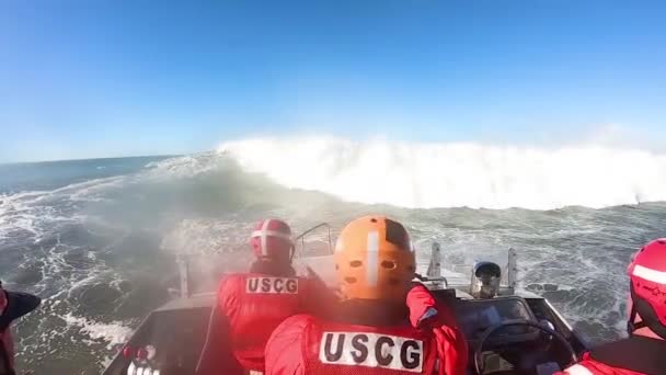 2019 캘리포니아 샌프란시스코 근처의 배에서 파도타기 훈련을 실시하는 경비대 — 비디오