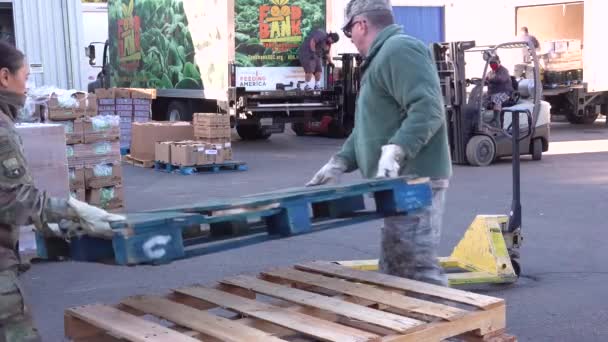 2020 Amerykańscy Żołnierze Rozprowadzają Żywność Santa Barbara Kalifornii Podczas Wybuchu — Wideo stockowe