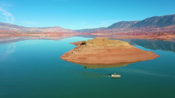 2020 Aéreo Sobre Barco Turístico Pontão Lago Bin Ouidane Marrocos — Vídeo de Stock