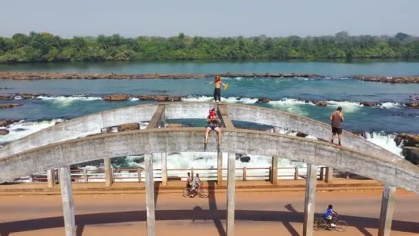 2020年 西アフリカのギニアビサウのコーンバル川にかかるサルティニョ橋の上に座っている観光客の上空 — ストック動画