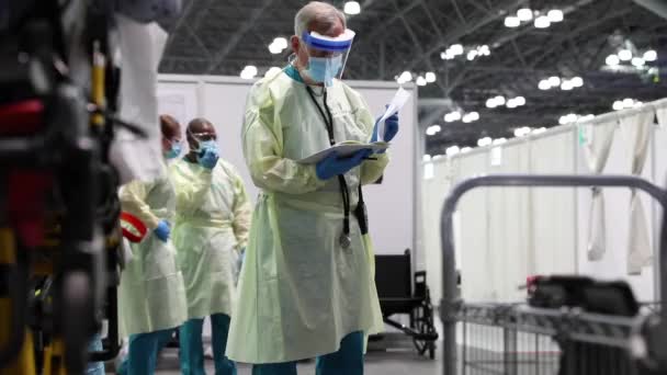 2020 Los Médicos Enfermeras Cuidados Intensivos Coronavirus Covid Nueva York — Vídeo de stock