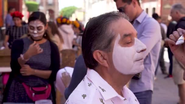 メキシコのサンミゲル アレンデでの死者の日のための伝統的な顔の絵 — ストック動画