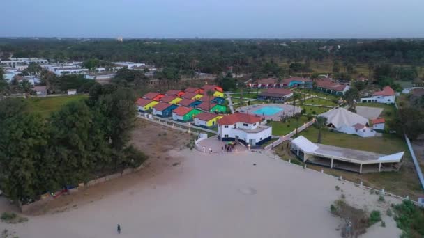 Antenne Über Einfachem Strandhotel Komplex Bakau Gambia — Stockvideo