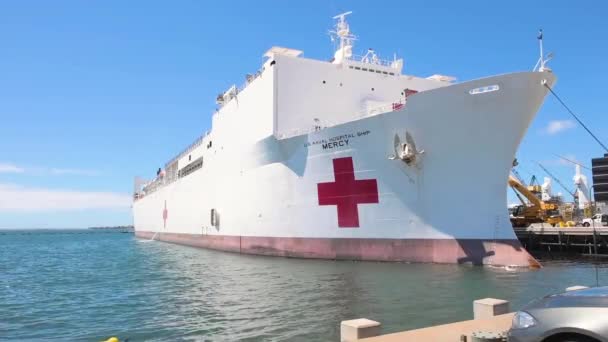 2020 Navy Hospital Fartyget Mercy Aktiveras För Att Bekämpa Coronavirus — Stockvideo