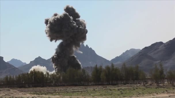 Gewaltige Explosion Sprengt Dorf Afghanistan Die Luft — Stockvideo