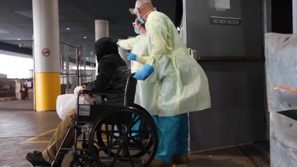 2020 Während Des Ausbruchs Der Pandemie Behandeln Intensivärzte Und Krankenschwestern — Stockvideo