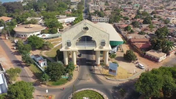 2020 Vista Aérea Del Arco Puerta Entrada Gambia África Occidental — Vídeo de stock