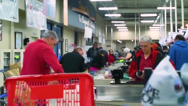 2020 Los Compradores Atraen Crían Alimentos Supermercado Durante Los Primeros — Vídeo de stock