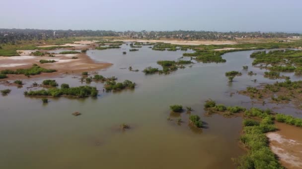 2020年 ガンビアのバンジュール近郊の西アフリカ沿岸地域の良好な航空景観 — ストック動画