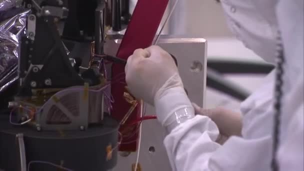 美国航天局的科学家在实验室工作 安装火星漫游者的机械臂 — 图库视频影像