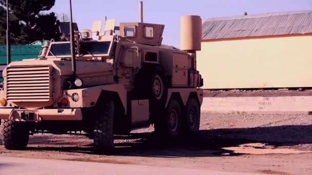 Автомобили Обнаружения Обезвреживания Взрывчатых Веществ Движутся Дорогам Афганистана — стоковое видео