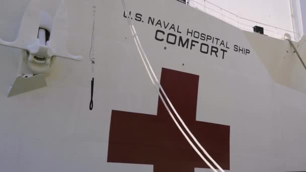 2020 Navy Hospital Ship Comfort Docked New York Harbor Fight — Stock Video