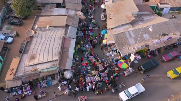 2020 Nagyon Antenna Felett Nyugat Afrikai Utcai Piac Gambia Halad — Stock videók