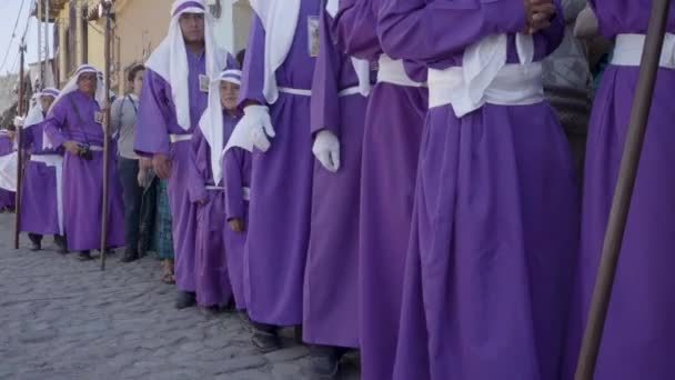 Фіолетове Вбрання Католицькі Священики Марширують Святкових Вихідних Місті Антигуа Гватемала — стокове відео