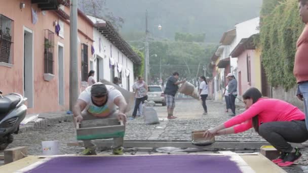 Místní Obyvatelé Zdobí Alfombra Nebo Koberec Během Semana Santa Velikonoční — Stock video