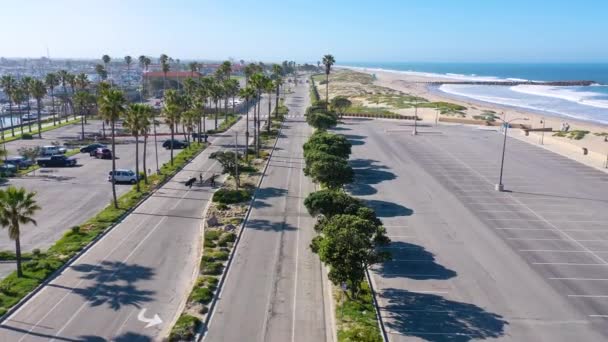 2020 Letectvo Surfařů Přecházejících Opuštěné Silnice Pláže Ventura Jižní Kalifornie — Stock video