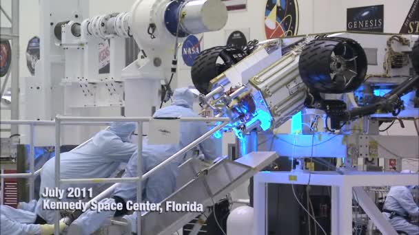 美国航天局的科学家在实验室工作 制造和测试火星漫游者号 — 图库视频影像