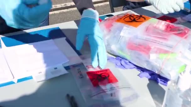 2020 Sağlık Çalışanları Coronavirüs Test Kitini Coronavid Test Istasyonunda Tutuyor — Stok video