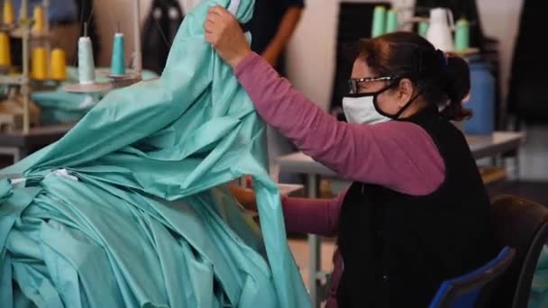 2020 Perusahaan Perusahaan Swasta Mulai Membuat Gaun Dan Masker Pabrik — Stok Video