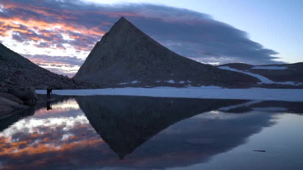 一个自然摄影师一个人在高山上工作 — 图库视频影像