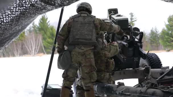 2019 Soldaten Der Armee Feuern Auf Dem Schlachtfeld Eine Massive — Stockvideo