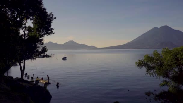 Maya Nők Ruhát Mosnak Atitlan Mellett Guatemalában — Stock videók