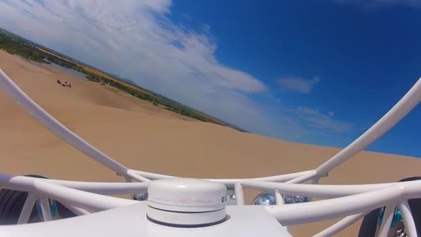 Plan Pov Passionnant Buggy Dunaire Travers Les Dunes Sable — Video