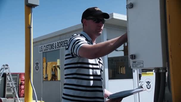 2015年 卡车驶入美国海关和边境巡逻队驻地 — 图库视频影像