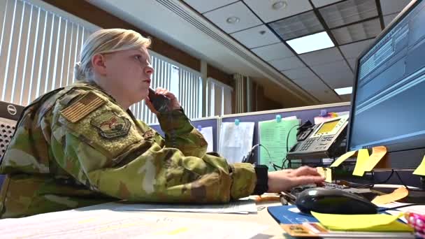 2020 Guardia Nacional Virginia Occidental Responde Los Teléfonos Centro Llamadas — Vídeo de stock