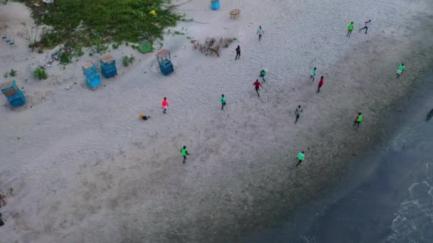 2020 Aerea Persone Che Giocano Calcio Sulla Spiaggia Bakau Gambia — Video Stock