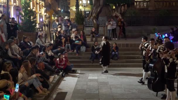 Mariachi Band Plays Tourists Locals City Guanajuato Mexico Public Square — Stock Video