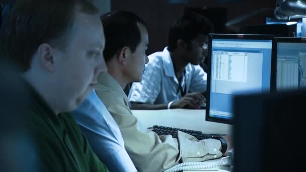 2015年 在太平洋西北地区国家实验室电力基础设施运营中心 男性使用电脑进行研究 — 图库视频影像