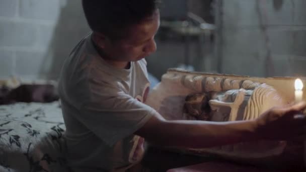 Houtsnijders Antigua Guatemala Carve Souvenir Houten Beelden Van Jezus Christus — Stockvideo