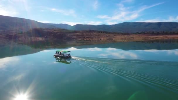 2020 Воздушная Над Понтоном Туристическая Лодка Озере Бин Эль Оуидан — стоковое видео