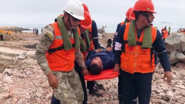 2019 Перуанские Военные Поисково Спасательные Специалисты Работают Над Ранеными Выжившими — стоковое видео