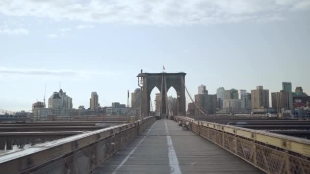 Pov Przez Brooklyn Bridge Nowy Jork Podczas Epidemii Covid — Wideo stockowe