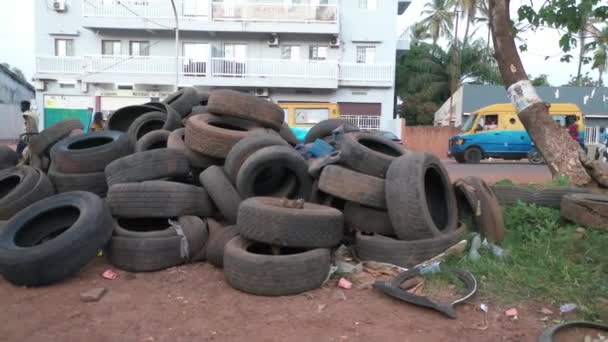 2020 Viejos Neumáticos Usados Tiran Lado Carretera Bissau Guinea Bissau — Vídeo de stock