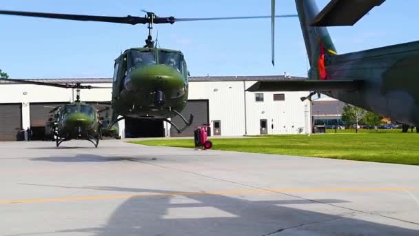 2019 Escadron Hélicoptères Huey Monte Une Base Aérienne Ralenti — Video
